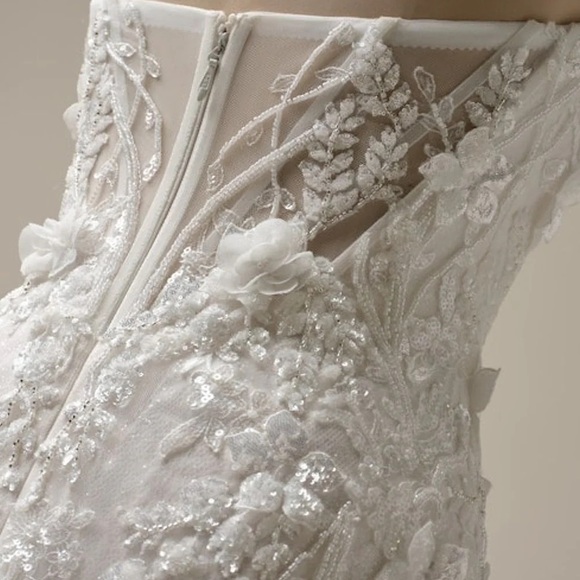 Ivory Floral Lace Wedding Dress (Maggie Sottero-Twilight) - Picture 6 of 6